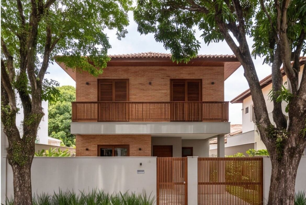Casa em Parnamirim em rua arborizada — fachada