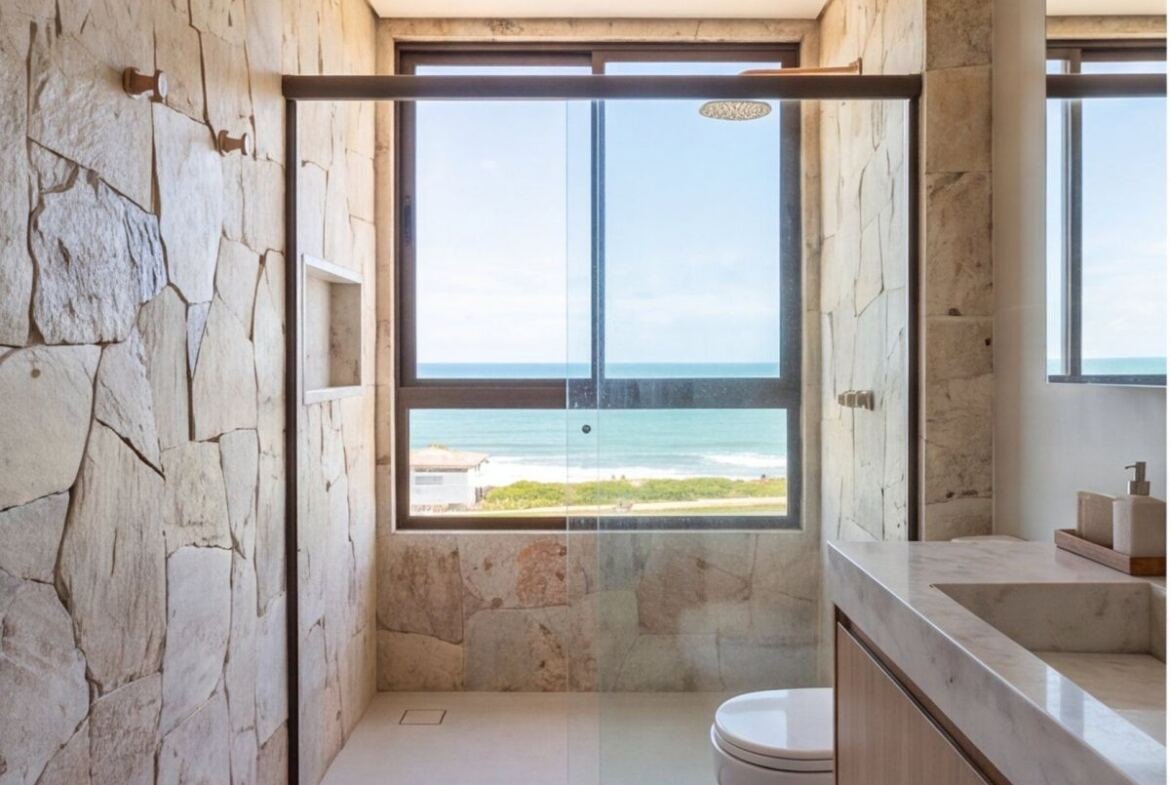Apartamento pé na areia em Muro Alto com vista para o mar — banheiro