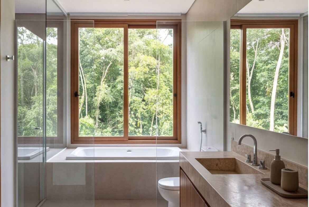 Casa na Reserva do Paiva com piscina e vista para a mata — banheiro